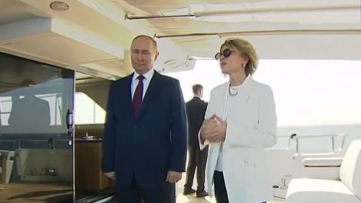 watch-vladimir-putin-shushes-talkative-official-as-russian-national-anthem-play